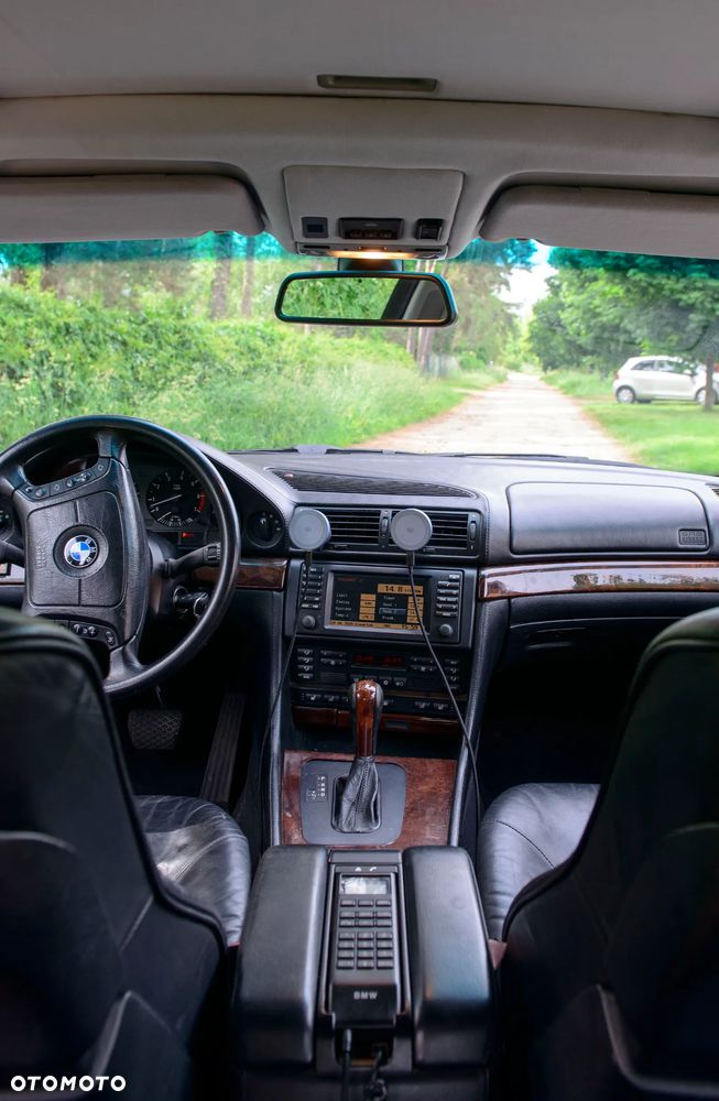 BMW Seria 7 740i - 8