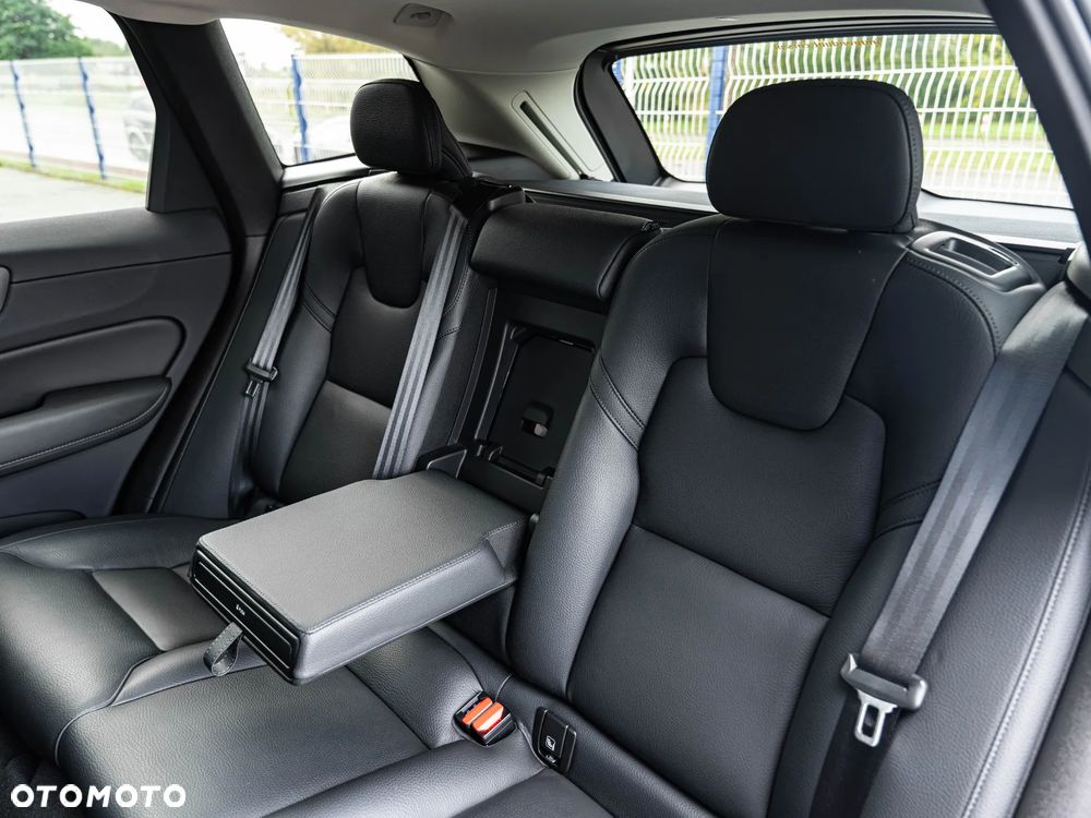 Volvo XC 60 B4 B Plus Dark - 28