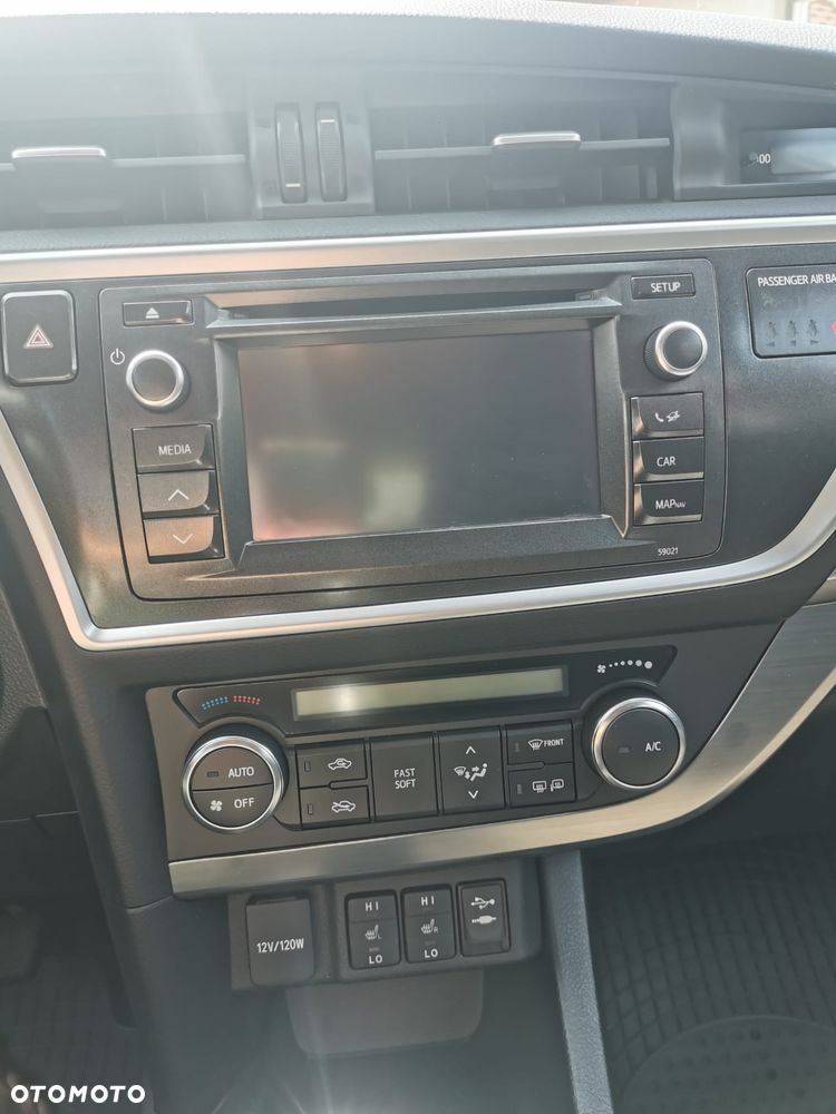 Toyota Auris 1.6 Premium + - 5