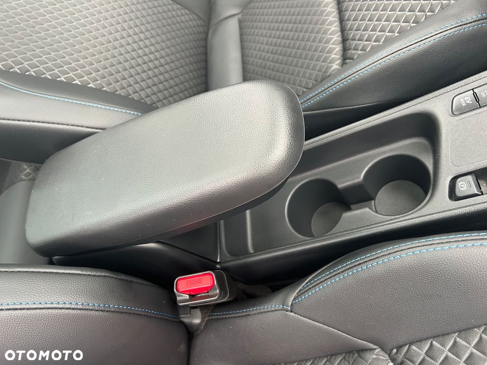 Toyota Yaris Hybrid 1.5 GR Sport - 32