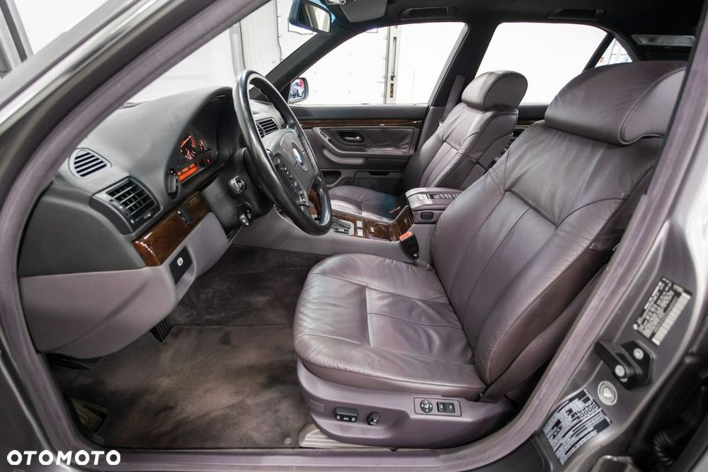 BMW Seria 7 740i V8 - 35