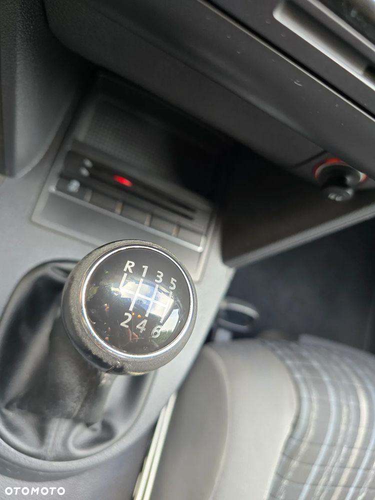 Volkswagen Touran 2011 photo 5
