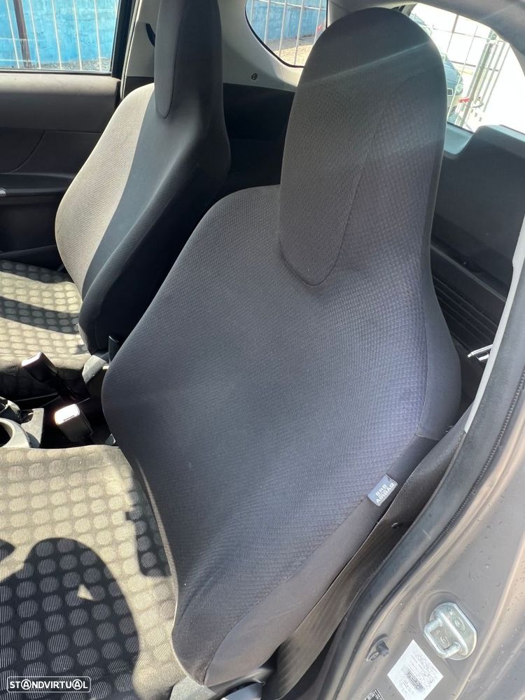 Toyota iQ 1.0 VVT-i - 10