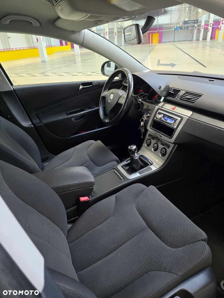 Volkswagen Passat 1.6 FSI Comfortline - 11