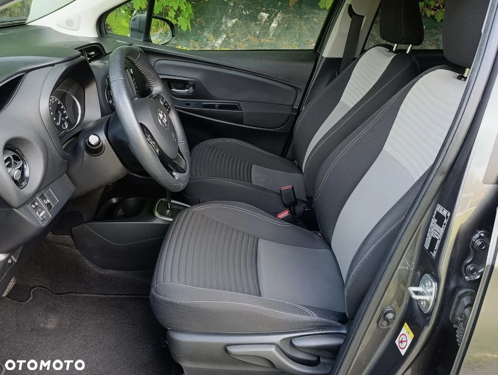 Toyota Yaris Hybrid 100 Premium - 13