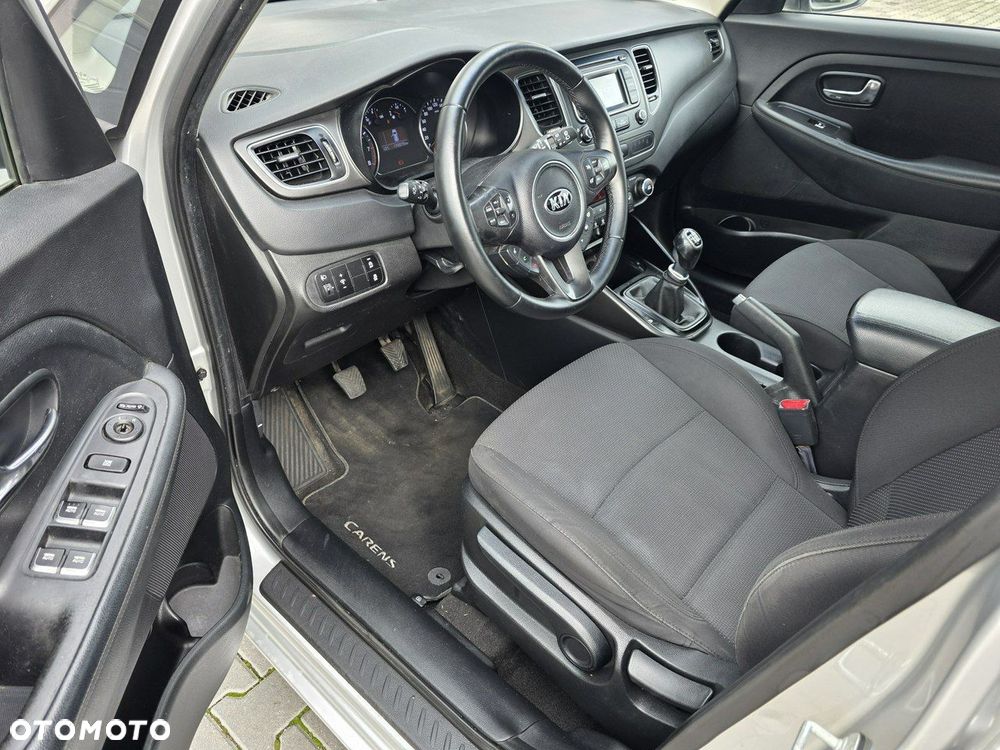 Kia Carens - 11