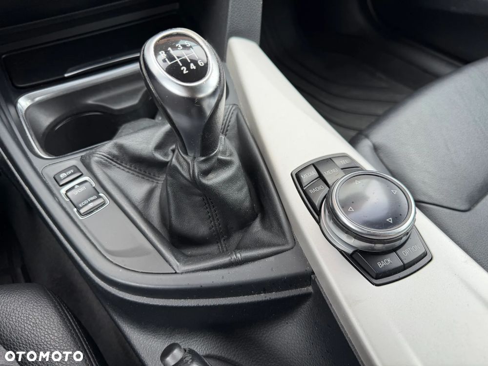 BMW Seria 3 328i xDrive - 15
