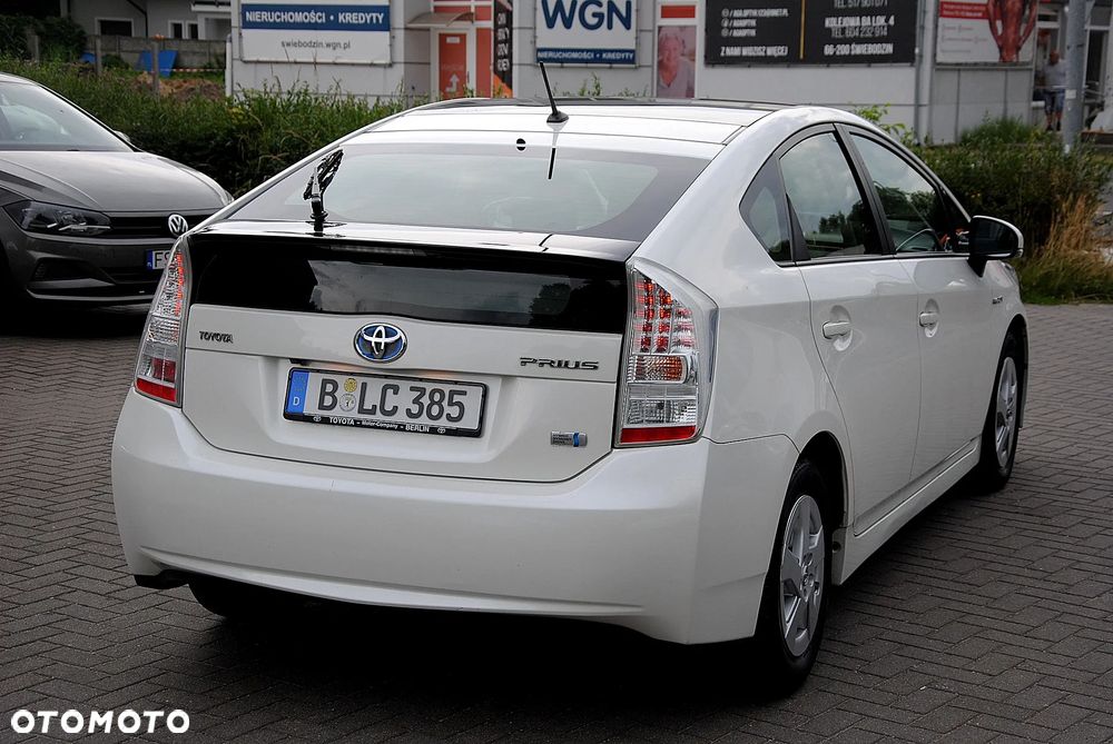 Toyota Prius (Hybrid) Executive - 6