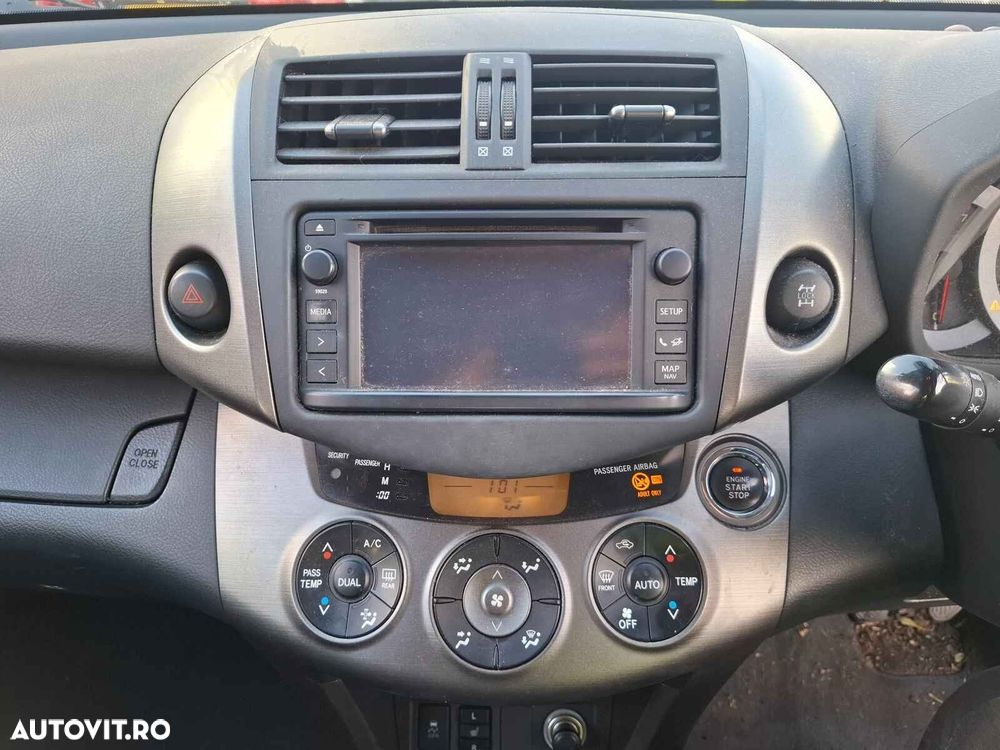 Far Stanga Toyota RAV4 2012 SUV Alb - 6