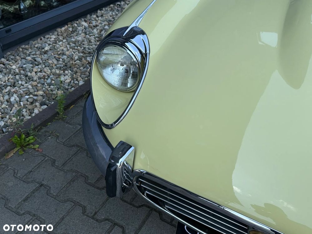Jaguar E-Type - 28