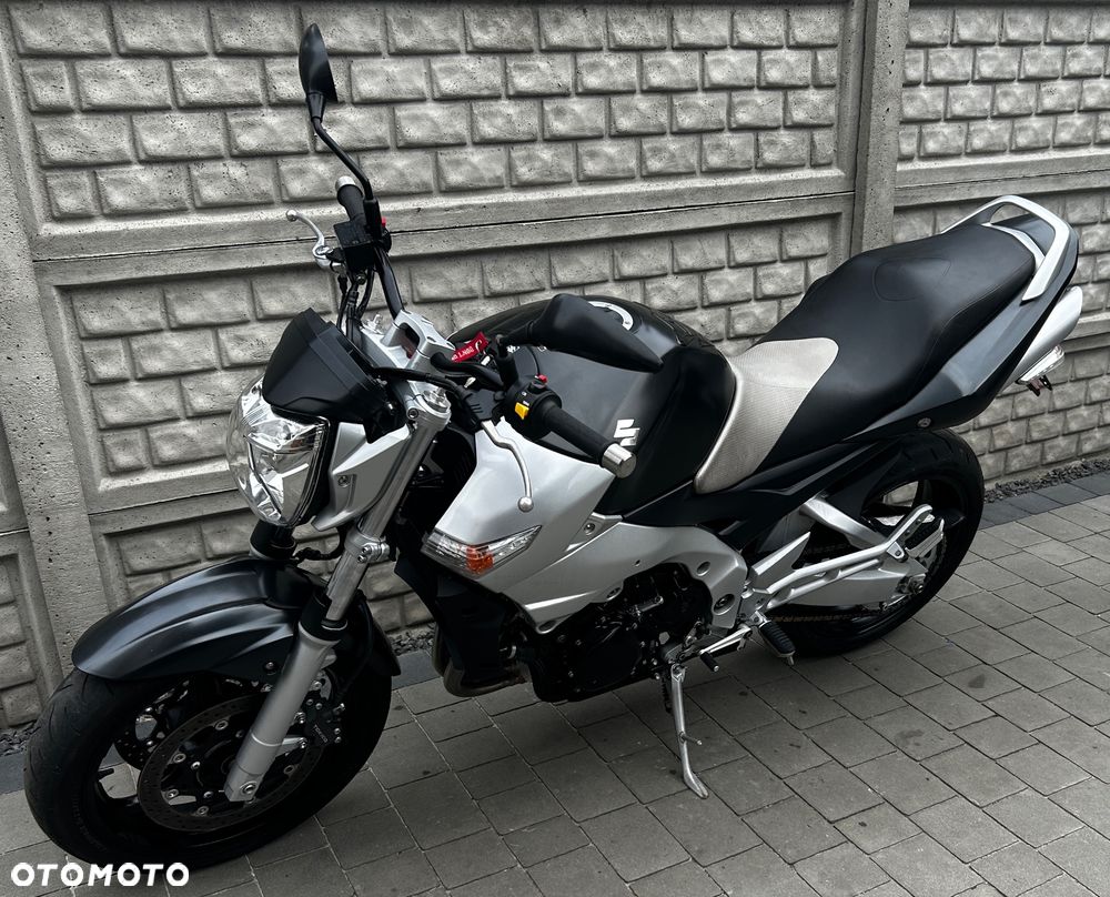 Suzuki GSR - 13