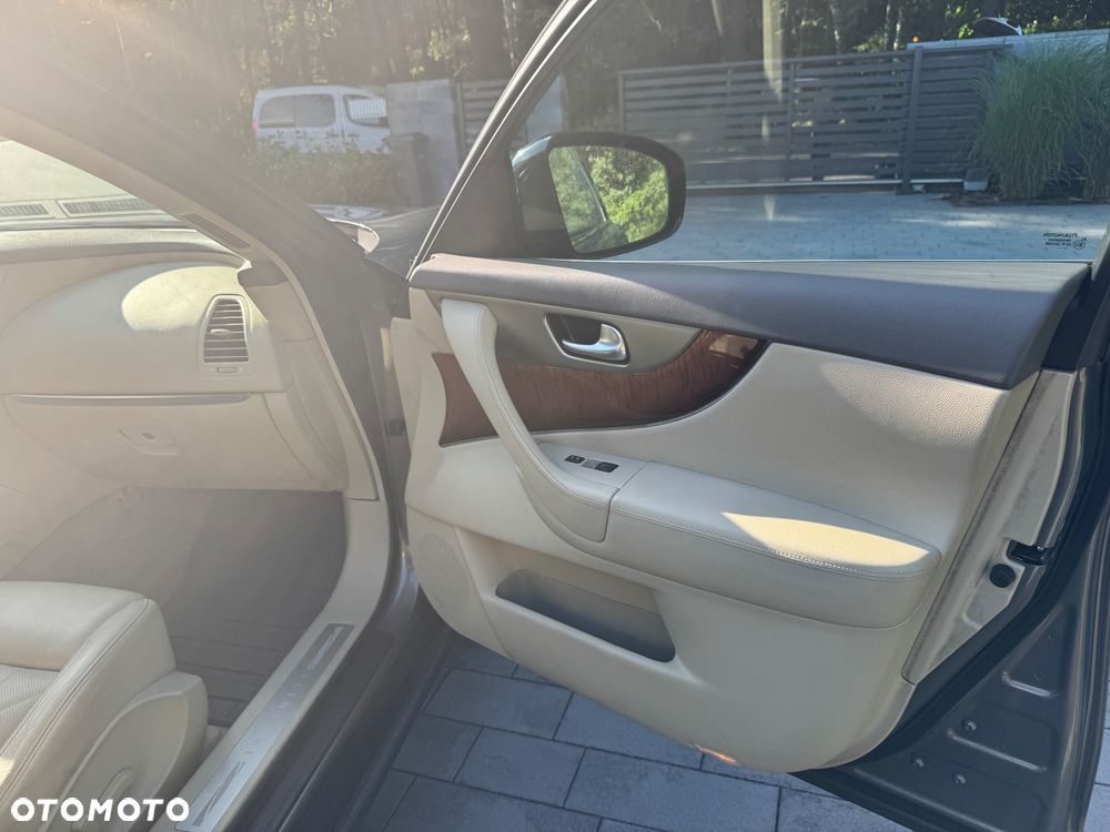 Infiniti QX70 - 26