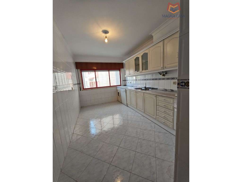 Apartamento T2 com Parqueamento em Algueirão-Mem Martins. - Grande imagem: 2/26