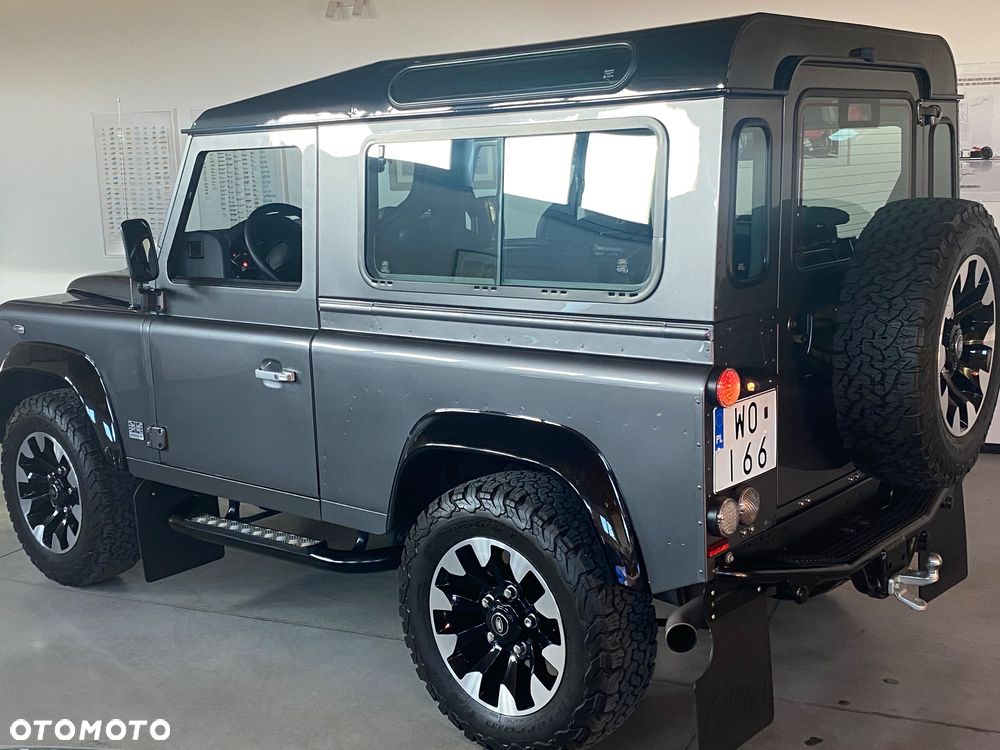 Land Rover Defender - 26