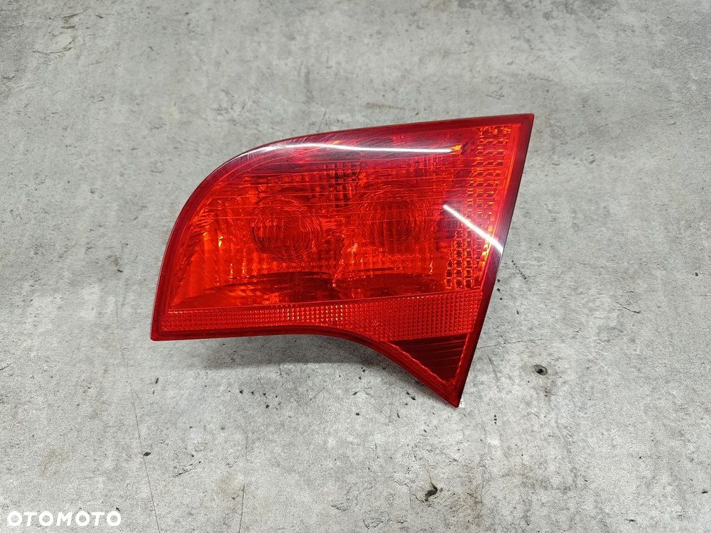 LAMPA TYLNA PRAWA W KLAPE AUDI A4 B7 8E9945094 484502  ZB 2.0 20V - 5