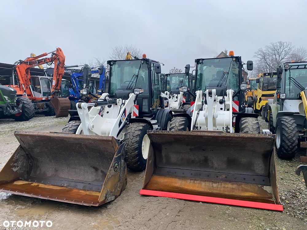 Caterpillar CAT 908M, 2020 ROK, 3400 MTH, ŁYŻKA OTWIERANA + WIDŁY, z NIEMIEC, - 16