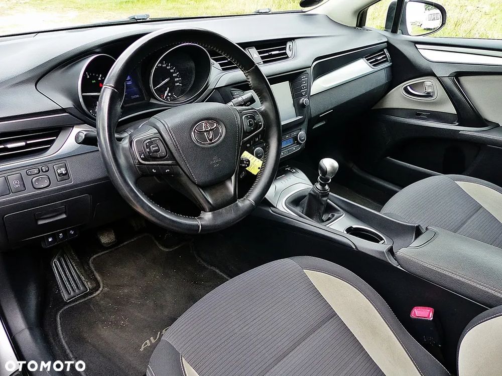 Toyota Avensis 2.0 D-4D Premium - 19