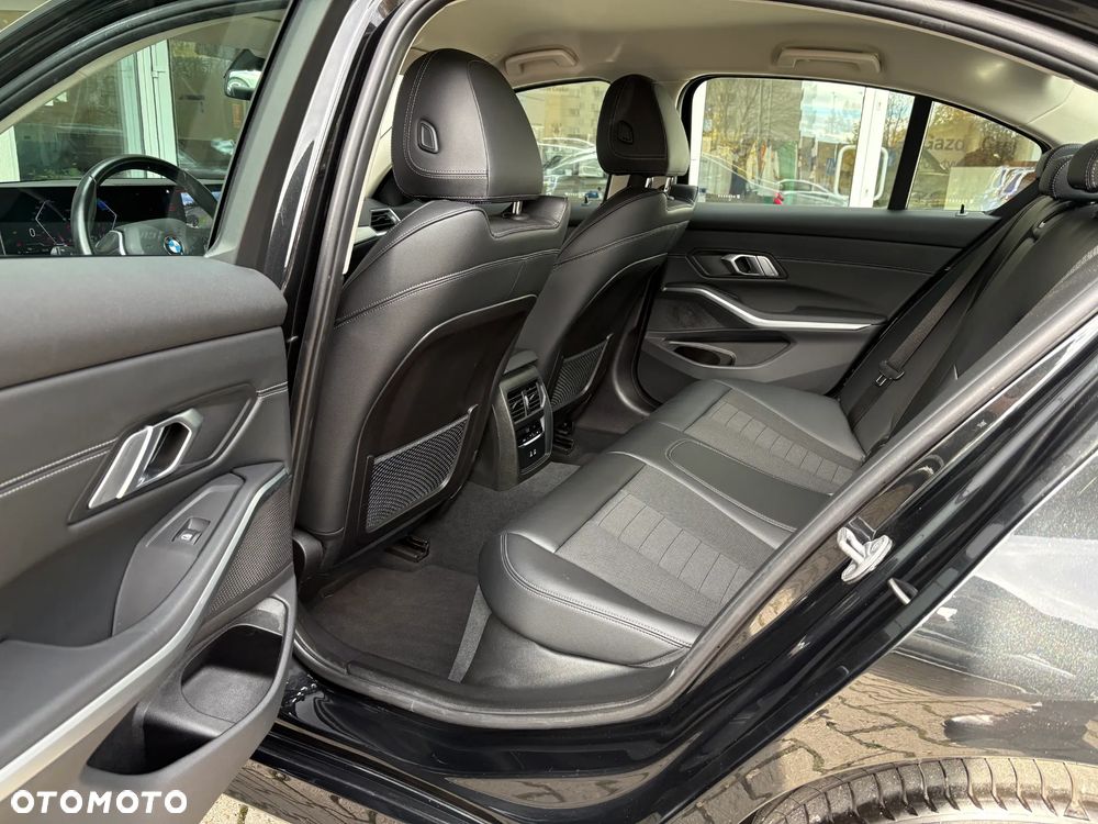 BMW Seria 3 320d xDrive Sport Line - 16