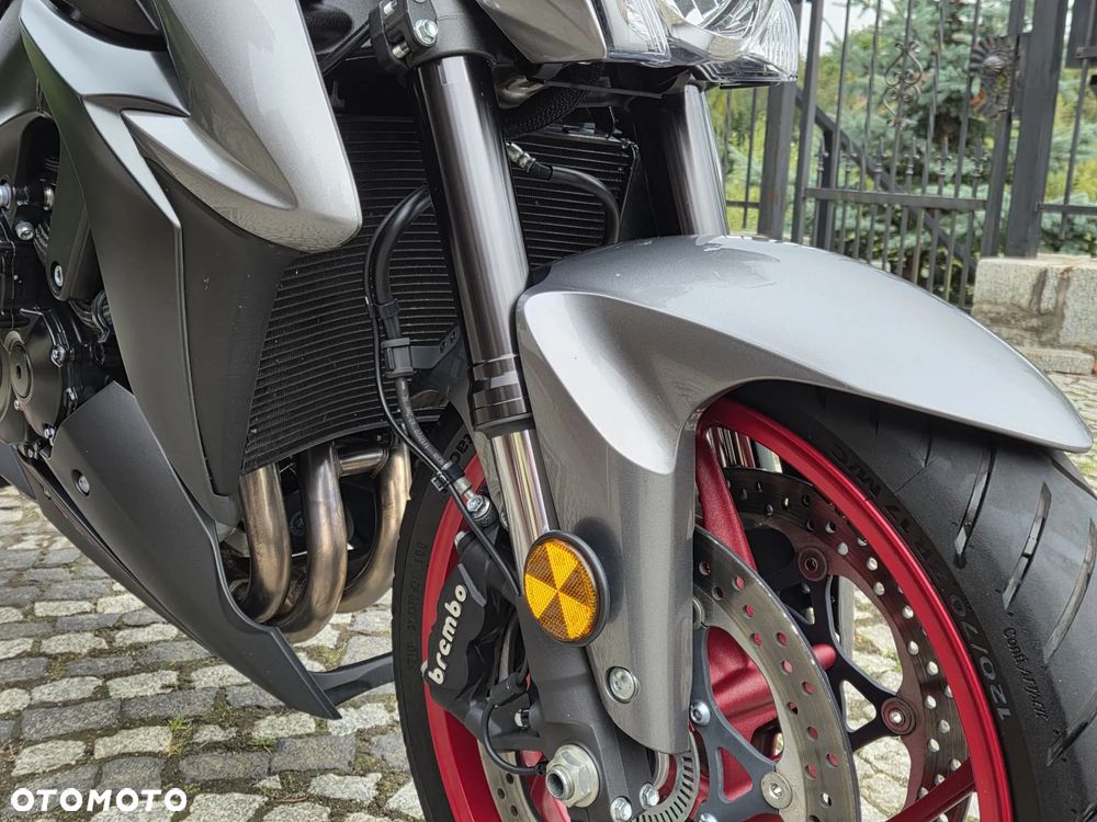 Suzuki GSX - 28