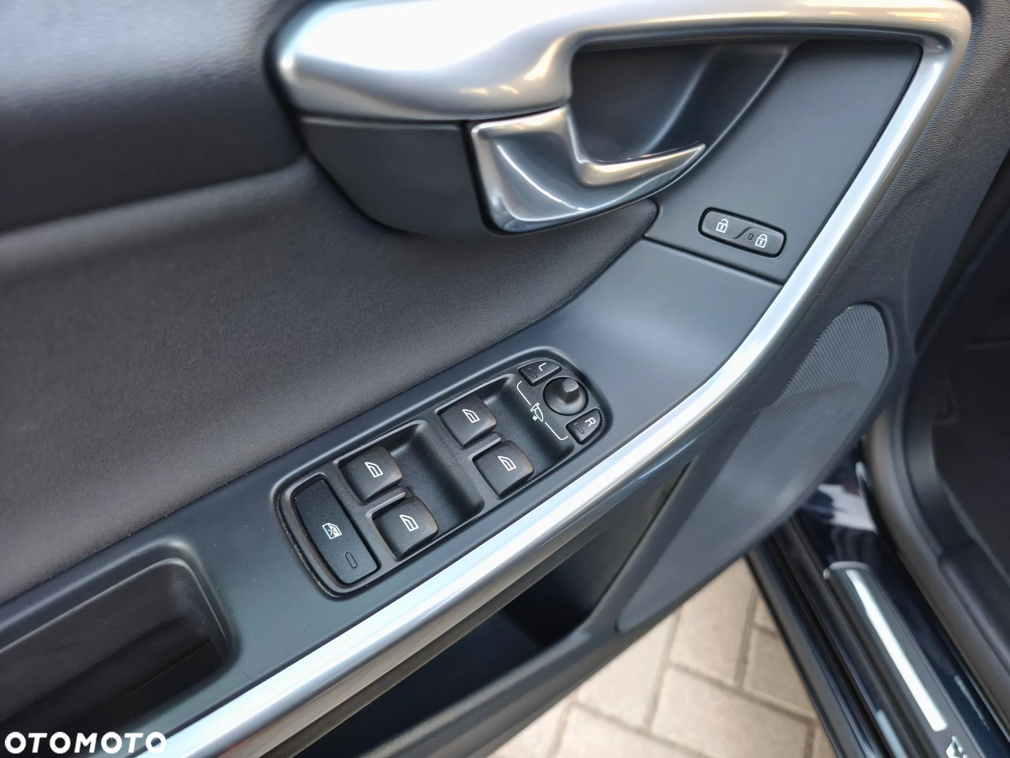 Volvo V60 D4 Drive-E Momentum - 25