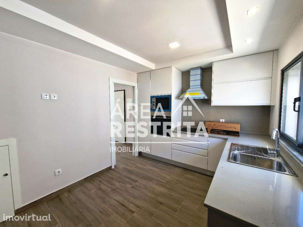 MORADIA T3 GEMINADA COM GARAGEM E TERRAÇO SUPERIOR NA QUINTA DO CONDE - Grande imagem: 2/27