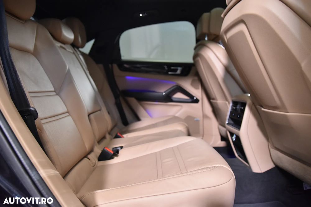 Porsche Cayenne Coupe - 12