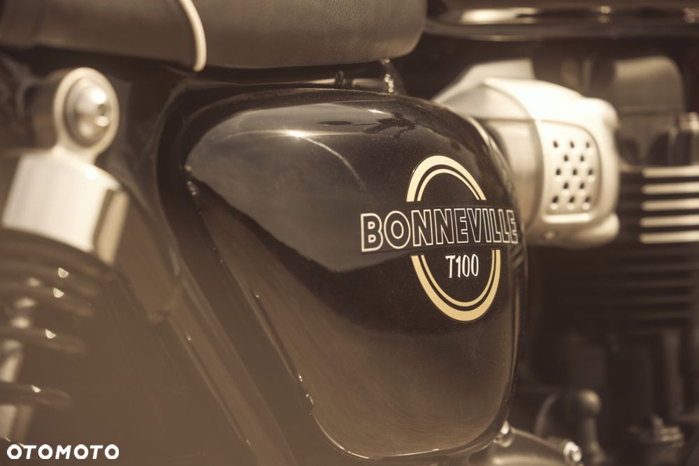 Triumph Bonneville - 12