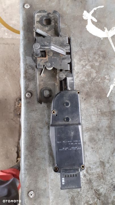 Rygiel Klapy Audi Q7 4F9 827 303 B - 1