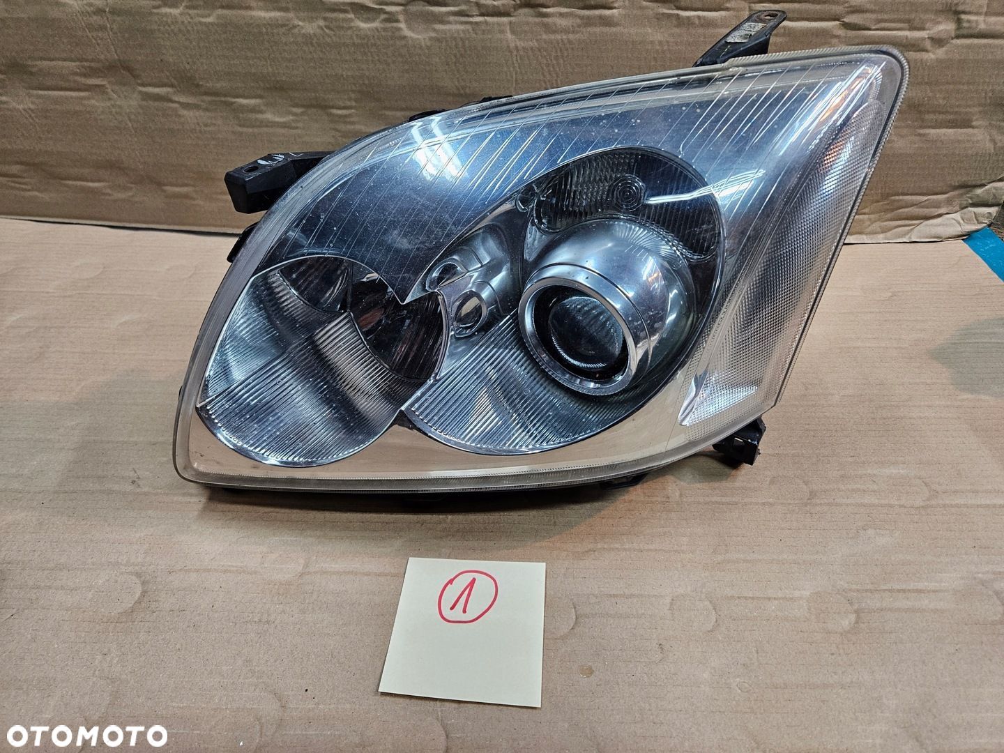 TOYOTA AVENSIS T25 03-06 LAMPA PRZÓD LEWY - 1