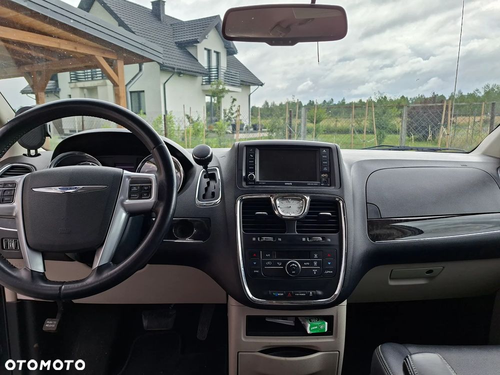 Chrysler Town & Country - 15