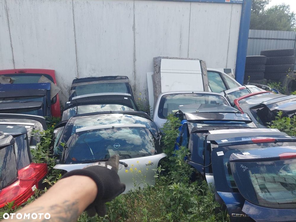 KOMPLETNY TYŁ KLAPA BAGAŻNIKA ZDERZAK TYŁ LAMPY TOYOTA YARIS I LIFT 1E7 - 17