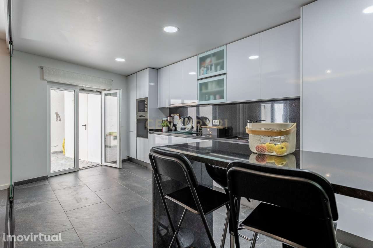 Procura espaço e conforto? Veja este T4 Duplex - Grande imagem: 2/43