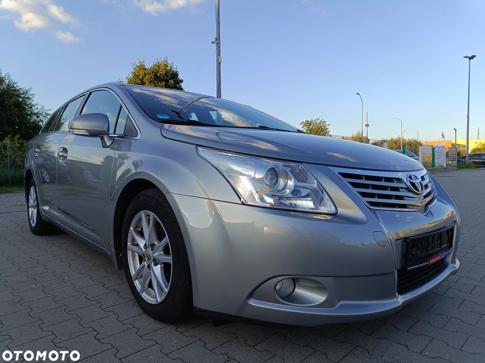 Toyota Avensis 2.0 D-4D Combi Executive - 1