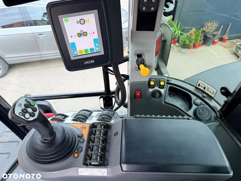 JCB Fastrac 8330 - 28