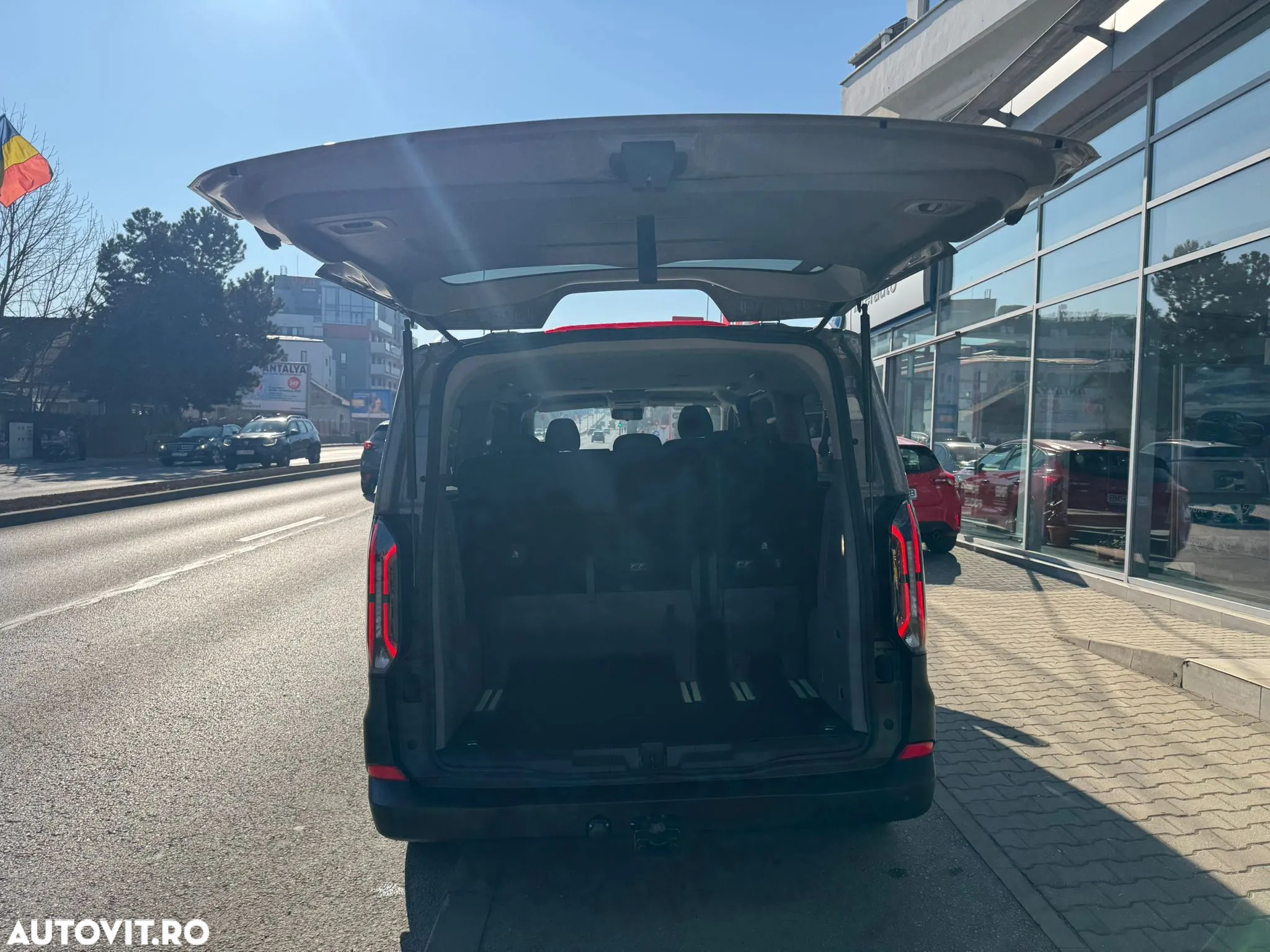 Ford Tourneo Custom Bus 320 2.0 EcoBlue 170 CP L1H1 Active Aut. - 10