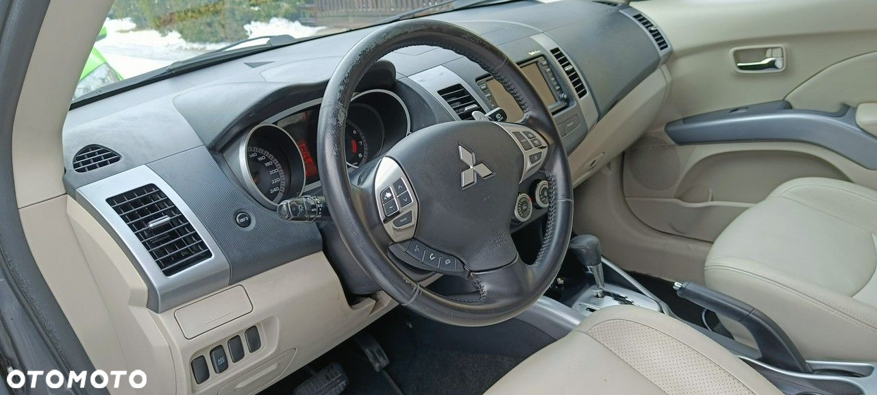 Mitsubishi Outlander 2.4 4WD CVT Instyle - 16