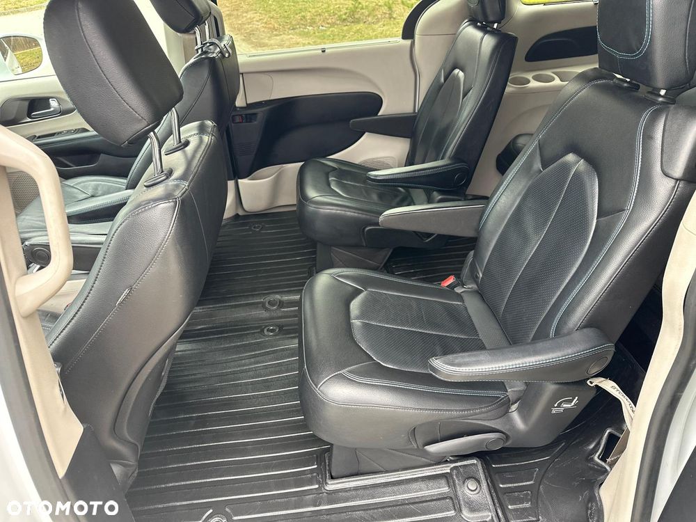 Chrysler Pacifica - 12
