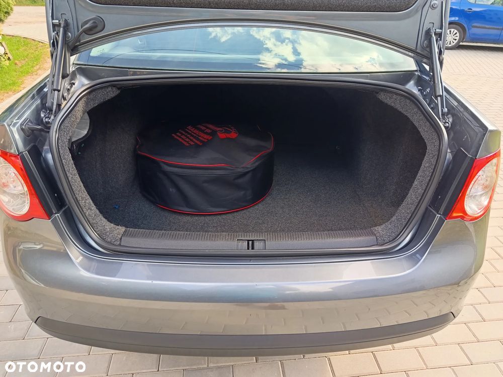 Volkswagen Jetta 1.6 Comfortline - 19