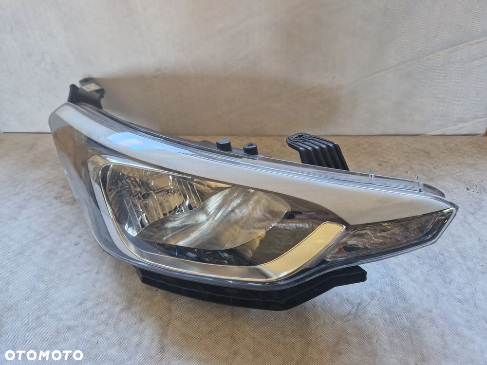 Hyundai I20 II Lampa Prawa 92102-C8000