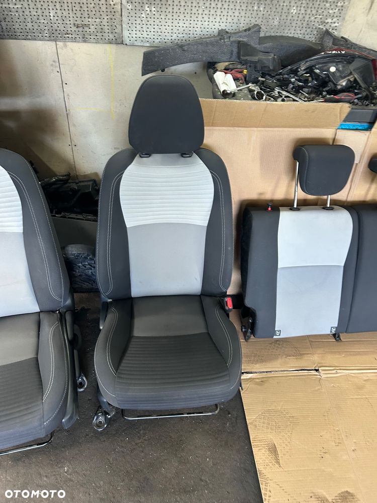 Toyota Yaris III lift fotel lewy kierowcy prawy pasażera 5D - 2