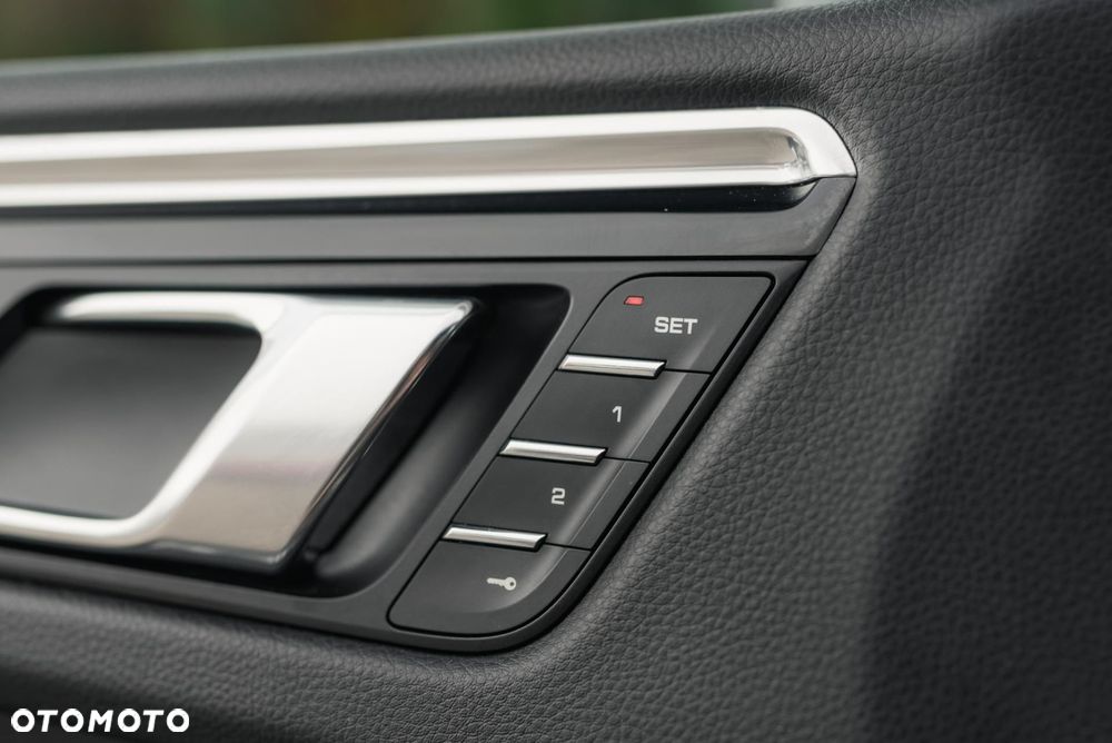 Porsche Macan - 24