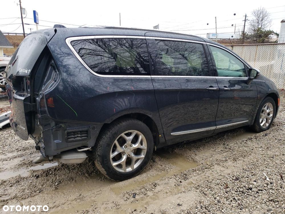 Chrysler Pacifica - 3