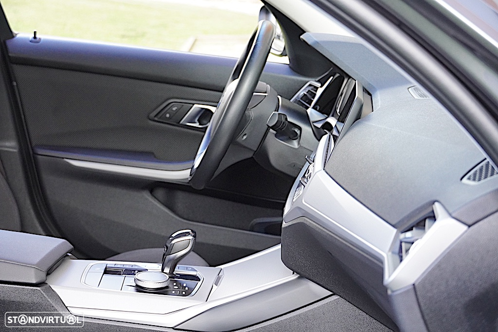 BMW 330 e Touring Auto - 27