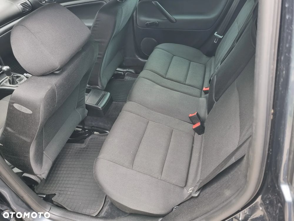 Volkswagen Passat 1.6 Comfortline Family - 10