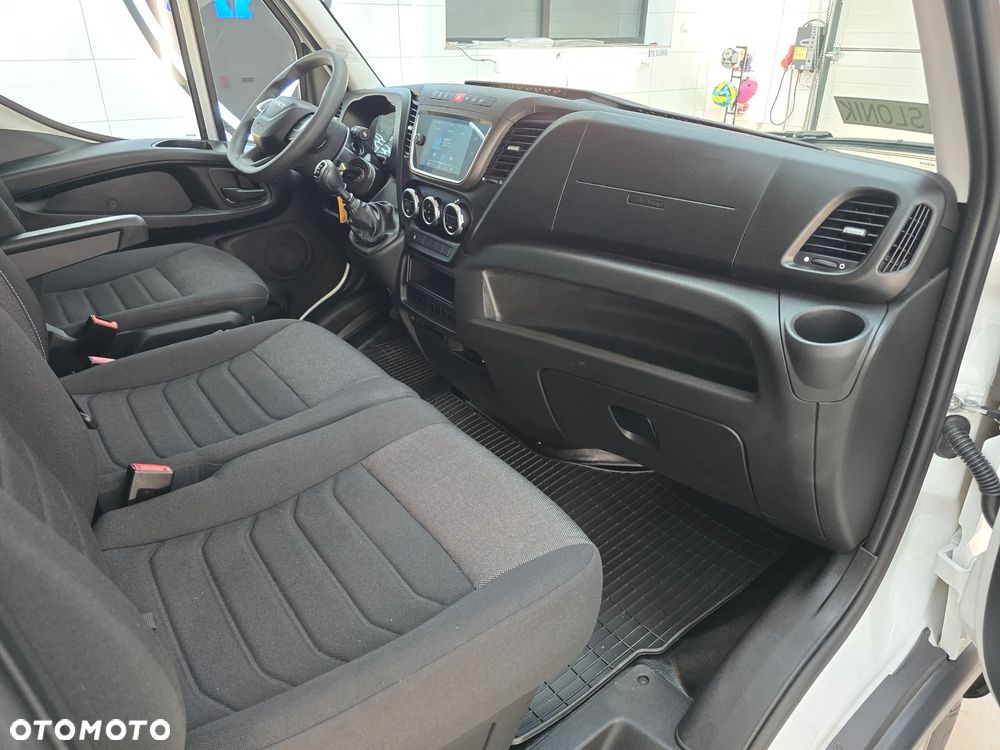 Iveco DAILY 35C16 / 50C16 KONTENER 8PALET WINDA DHOLLANDIA 750Kg 41Tyś km SERWIS ASO IVECO DO OSTATNIEGO Km STAN NOWY NOWY NOWY NA GWARANCJI BOGATA OPCJA WYPOSAŻENIA ASYSTENTY KIEROWCY TEMPOMAT KLIMA KAMERA COFANIA FOTEL KIEROWCY PNEŁMATYCZNY - 36