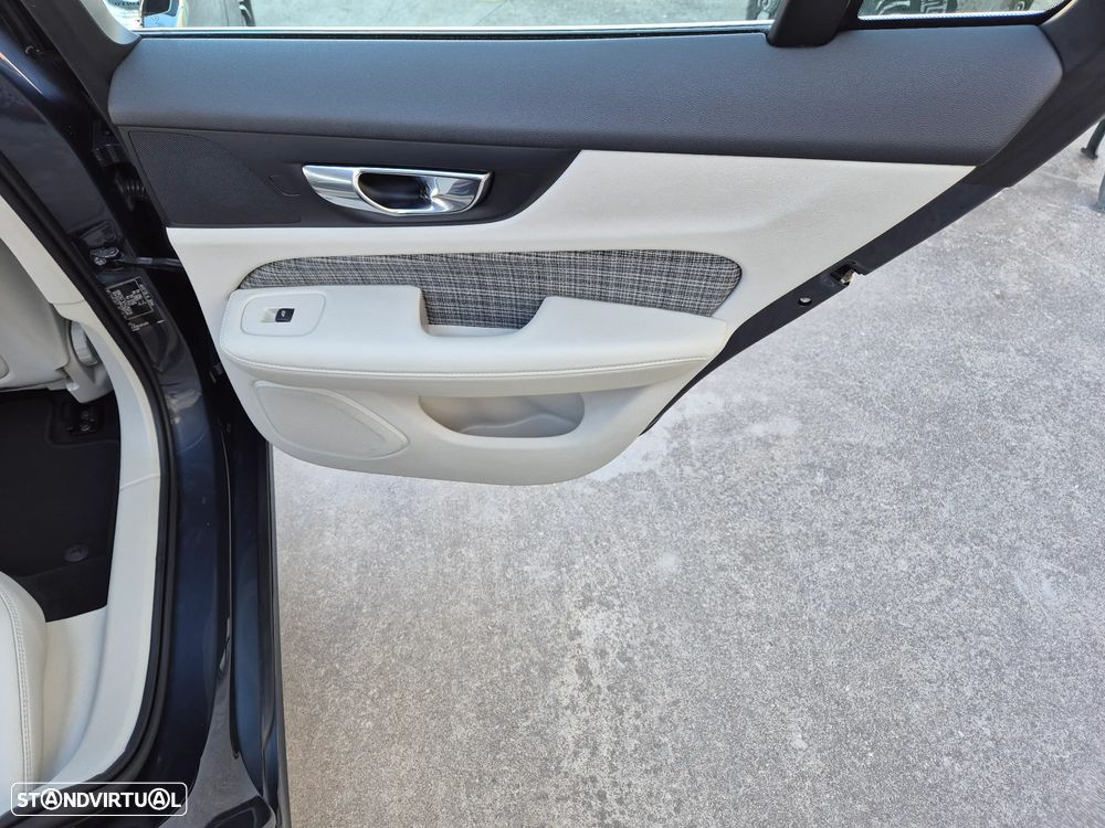 Volvo V60 2.0 D3 Momentum Plus - 42