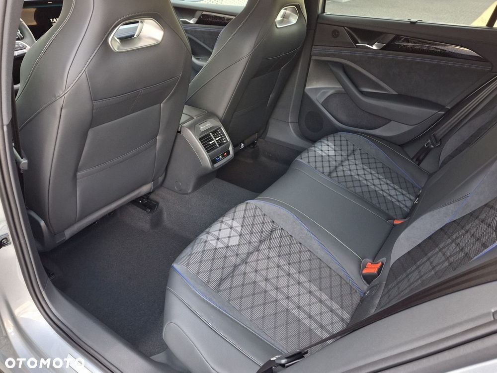 Volkswagen Passat - 12