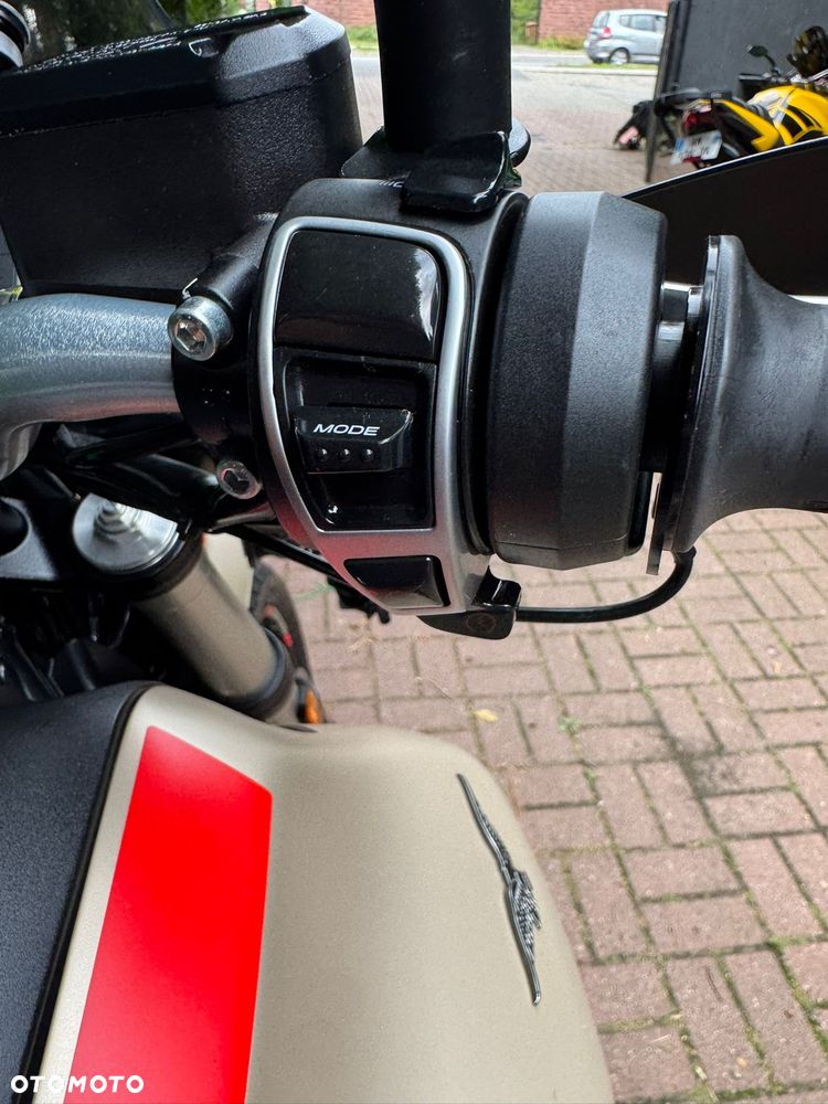 Moto Guzzi V85 - 19