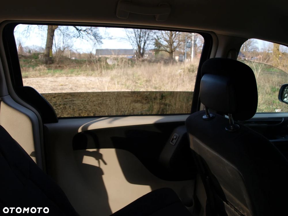 Chrysler Town & Country - 22