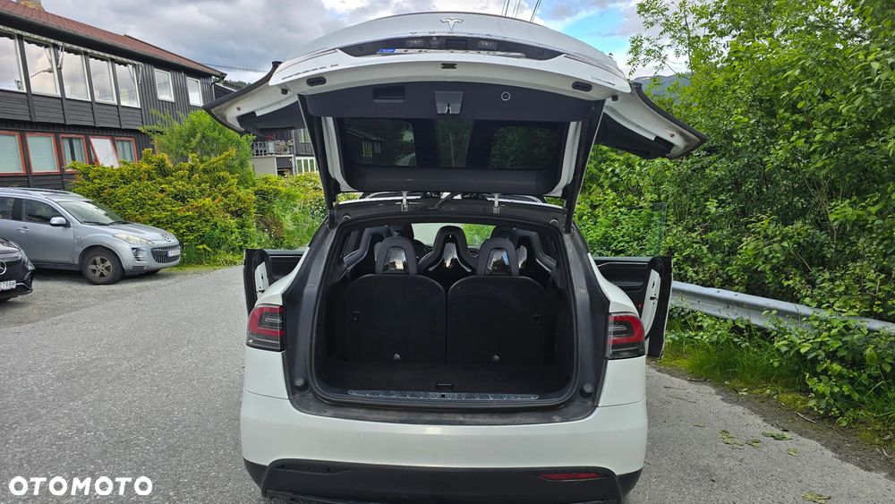 Tesla Model X - 13